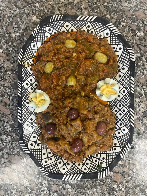 Assortiment de plats orientaux aux olives présenté sur un plateau
