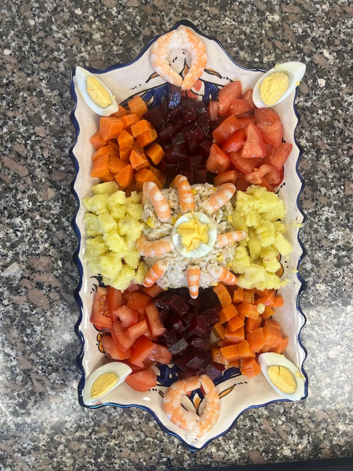 Salade orientale colorée avec crevettes et oeufs