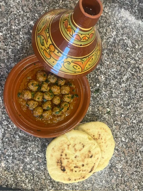 Tajine de kefta accompagné de pain oriental