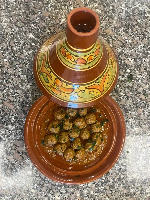 Tajine de kefta servi dans une poterie orientale