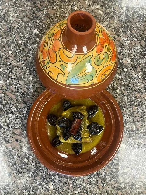 Tajine sucré-salé aux pruneaux dans sa poterie orientale